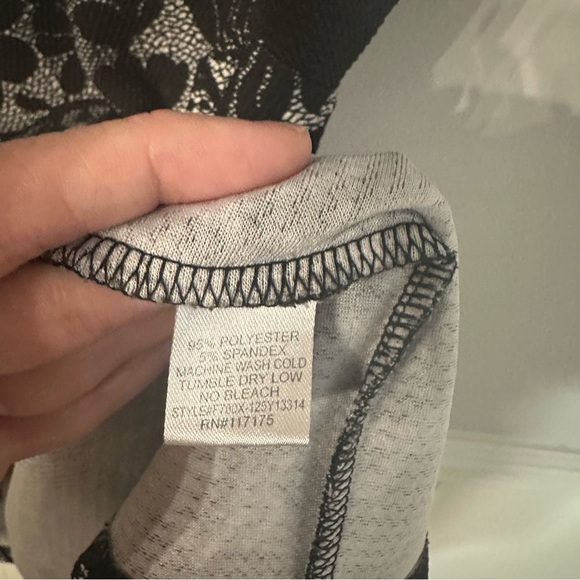 HAANI Woman Black & White Two-Tone Sleeveless V-Neck Floral Dress Sz 3X GUC - Picture 6 of 8